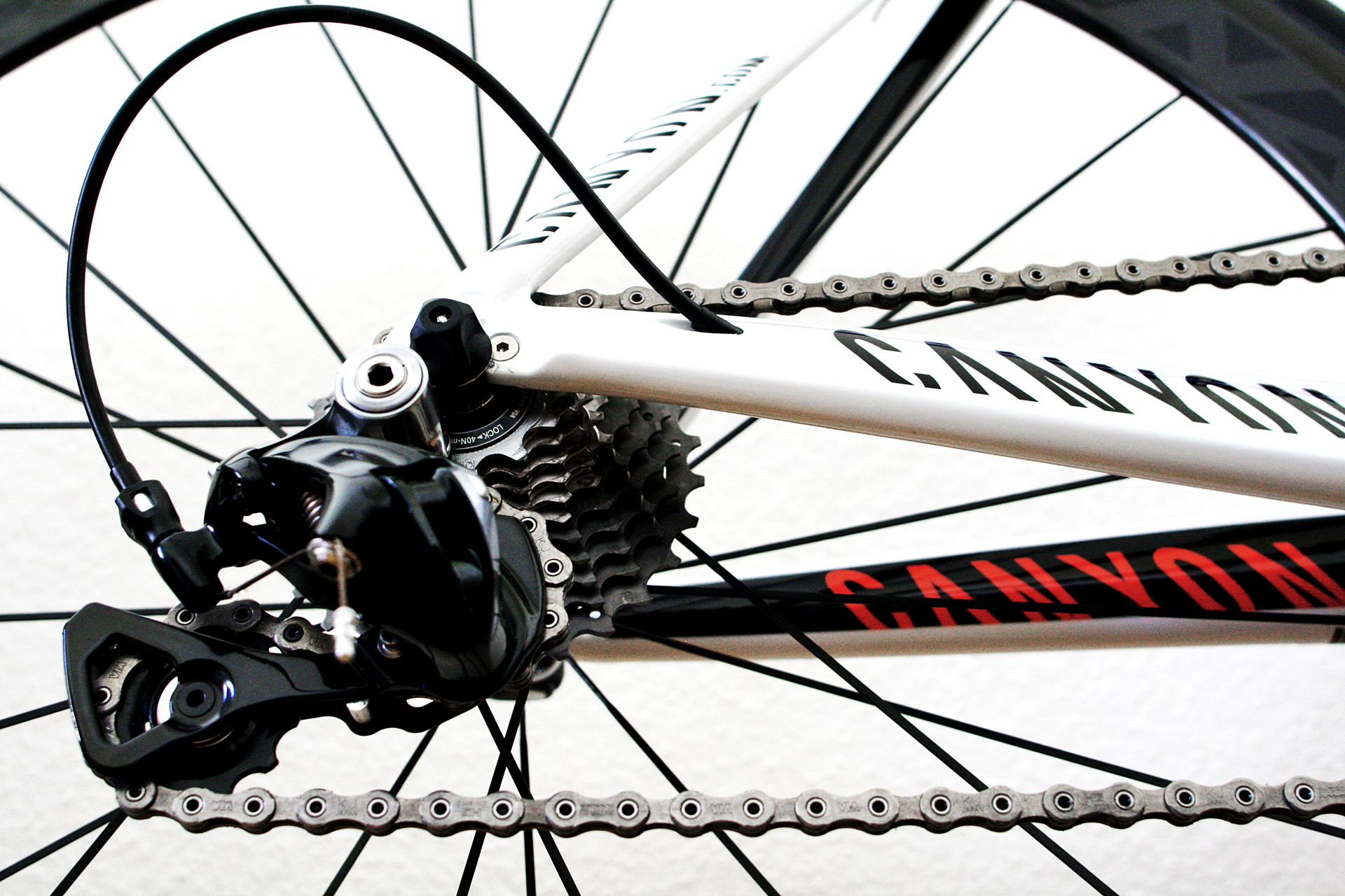 Spätestens mit dem ersten Schnee heisst es ordentlich das Rennrad reinigen bevor es dann für einige Wochen verschwindet und da sind manche Video Tipps vom Profi sehr hilfreich. Vor allem Schaltung und Kette sind starkem schmutz ausgesetzt. In diesem Videobeitrag reinigt der Kenny Latomme, ein Mechaniker des Omega Pharma-QuickStep (OPQS) Teams eines der Pro-Bikes und zeigt wie es richtig und vor allem auch relativ zügig geht.