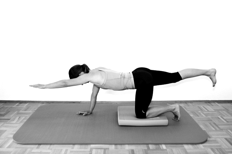 02 DER SUPERMAN ist eine essentielle Übung zur Kräftigung des Rumpfstrecker für einen gesunden Rücken, zur Verbesserung der Wasserlage und gute Schwimmzeiten.