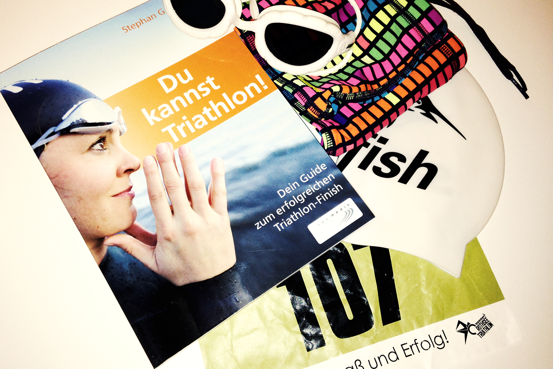 Du kannst Triathlon! ist Ratgeber und Trainingspartner zugleich für alle Einsteiger und Neugierigen, die sich 2015 an das Abenteuer Triathlon wagen wollen.