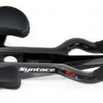 Der Syntace Aerolenker C6 ist als einteiliges, nahtloses Carbon-Monocoque gefertigt und der erste Aerolenker mit optimierter Luftführung auf der Oberseite und Unterseite! Es gibt ihn in drei proportional skalierten, in allen Dimensionen quer und längs angepassten Größen, die Länge ist bei Bedarf zusätzlich kürzbar.