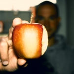 Der erste Biss in einen Apfel nach dem Fasten ist wunderbar und sehr geschmacksintensiv. Jedes Stückchen genieße ich besonders lang. Die Geschmacksnerven liegen blank nach der Fastenzeit und erzeugen ein wahres Gaumenfeuerwerk und unbeschreibliches Glücksgefühl im Mund. Wahrscheinlich ist man keine Apfel isst länger und so bewusst während des restlichen Jahres. Zuletzt habe ich vor drei Wochen mit einem Apfel meine letzte Mahlzeit gegessen und seither keine feste Nahrung mehr zu mir genommen. Meine Fastenzeit, einmal im Jahr.