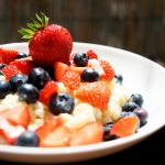 Für Ausdauersportler und Triathleten ist Blaubeer Milchreis mit Erdbeeren eine gesunde und nährstoffreiche Alternative für das rituelle Carbo Loading.