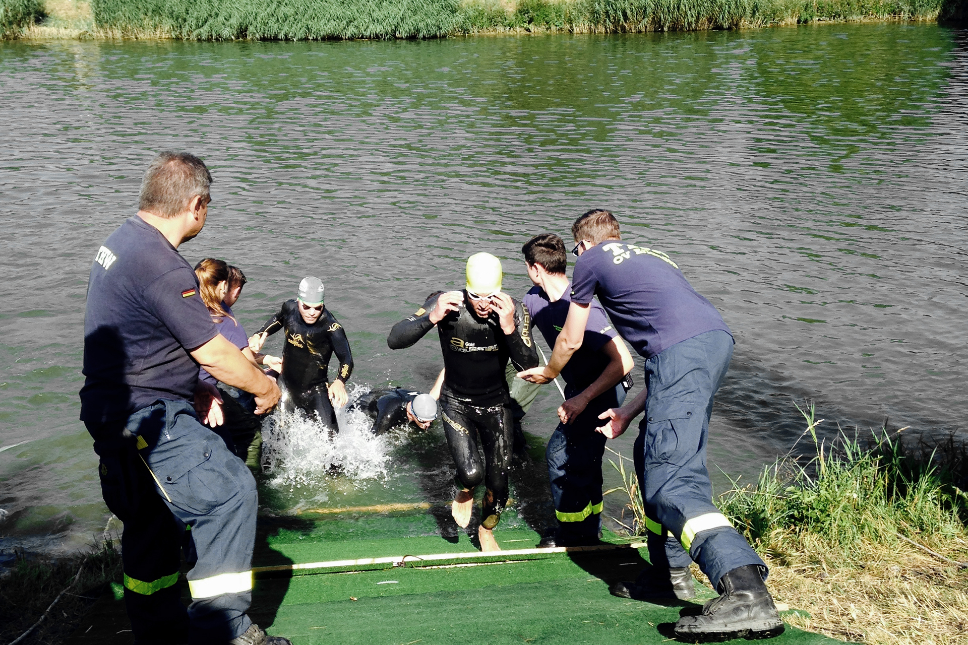 Triathlon Mitteldistanz Erlangen 2015 / Mit hartem Endspurt als Erster aus dem Wasser – First Out Of Water nach 29 min im Main-Donau-Kanal © Jamie Ann Drexl