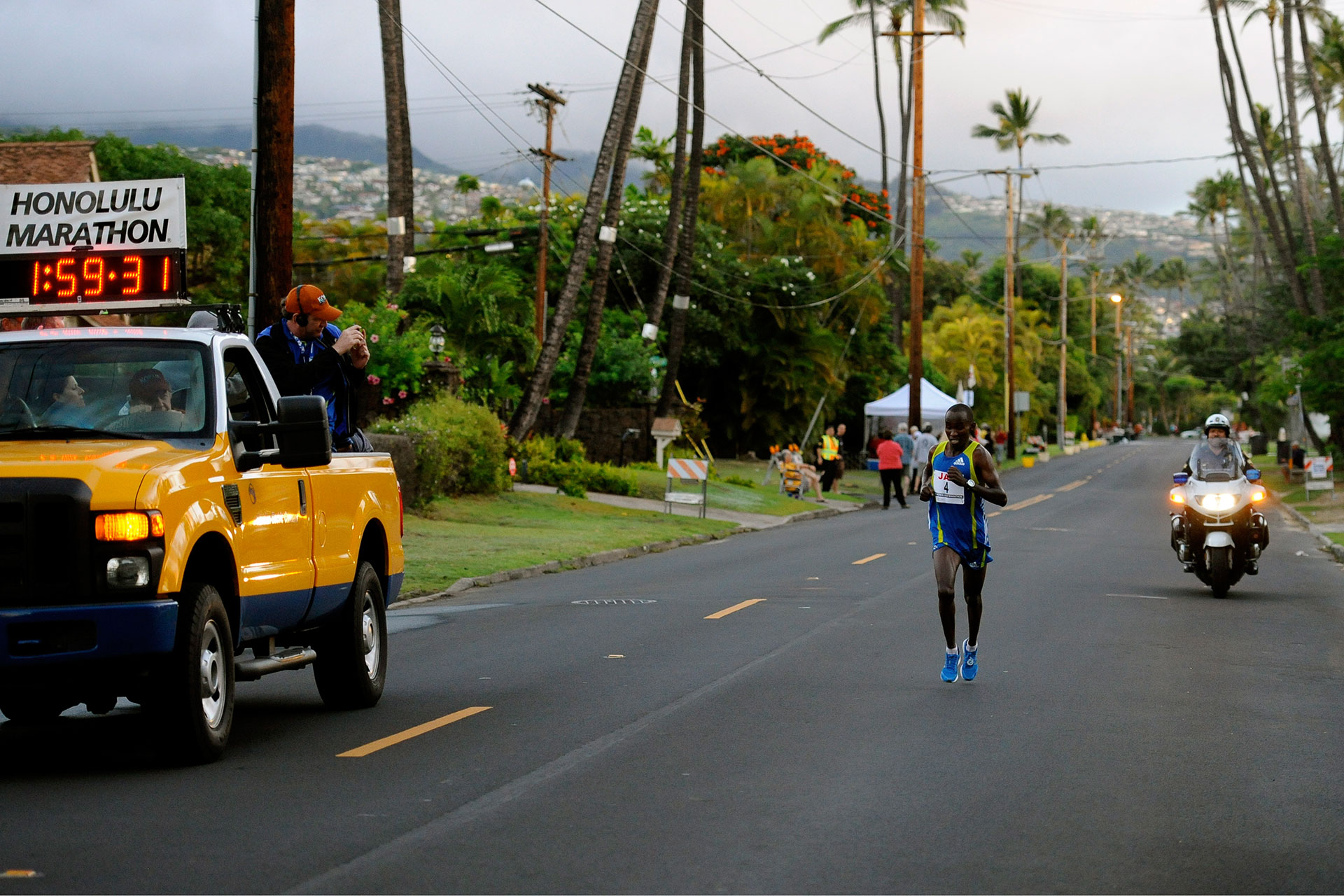 Honolulu Marathon 2010: Mit Aloha durch das Blaue Paradies / Nicholas Chelimo aus Kenia auf dem Weg zum Sieg ©stefandrexl.de