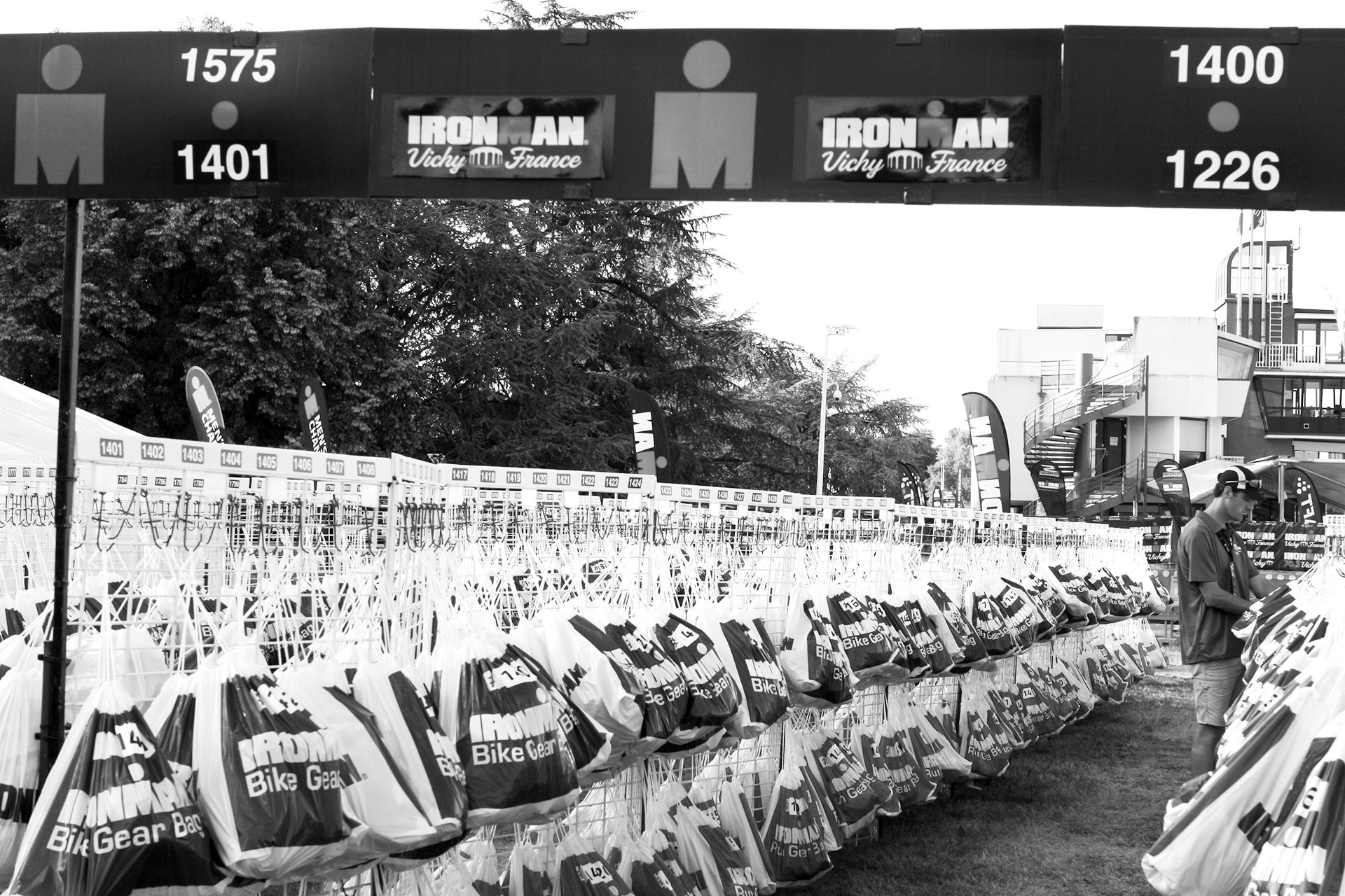 IRONMAN VICHY 2016 The Story: Echter Erfolg mit virtuellen Nebenwirkungen / Zwei Mal 2000 Wechselbeutel für's Bike Gear und Run Gear, dazwischen hängen meine mit Startnummer 1446 ©stefandrexl.de