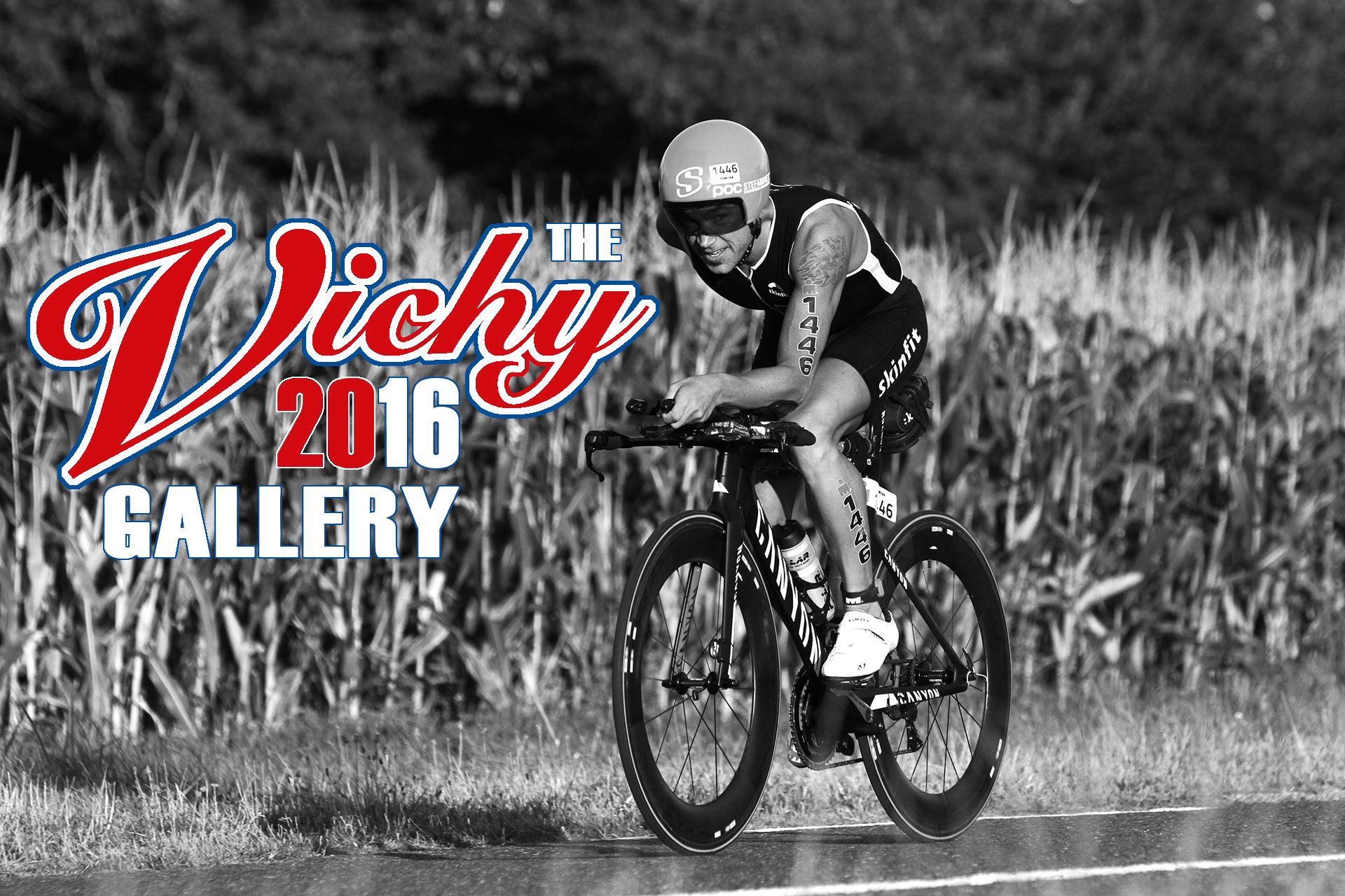 IRONMAN VICHY 2016 The Gallery: Der Griff zum Rücken und dem Energie-Nachschub - zwischen den praktischen Gels gibt's Banana Bread als feste Nahrung ©stefandrexl.de