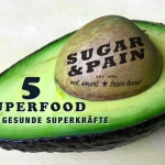 ERNÄHRUNG UND GESUNDHEIT 5 Superfood für gesunde Superkräfte / AVOCADO – DIE FETTREICHE SUPERFRUCHT Die mehrfach ungesättigten Fettsäuren in der Avocado liefern hochwertige Energie, regen die Fettverbrennung an und schützen vor Herz-Kreislauf-Erkrankungen. © stefandrexl.com