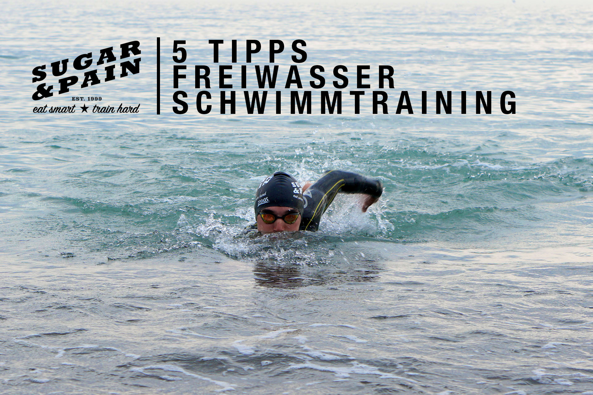 RICHTIGE KRAULTECHNIK / 5 Tipps für dein Schwimmtraining im Freiwasser / Krokodilblick zur Orientierung / Titel © SUGAR & PAIN Stefan Drexl