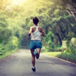 Schrittfrequenz , Schrittlänge & Co. / Good Morning Runs bei Sonnenaufgang © SUGAR & PAIN / Adobe Stock