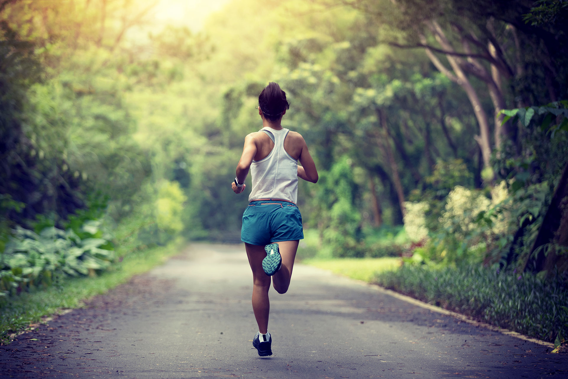 Schrittfrequenz , Schrittlänge & Co. / Good Morning Runs bei Sonnenaufgang © SUGAR & PAIN / Adobe Stock