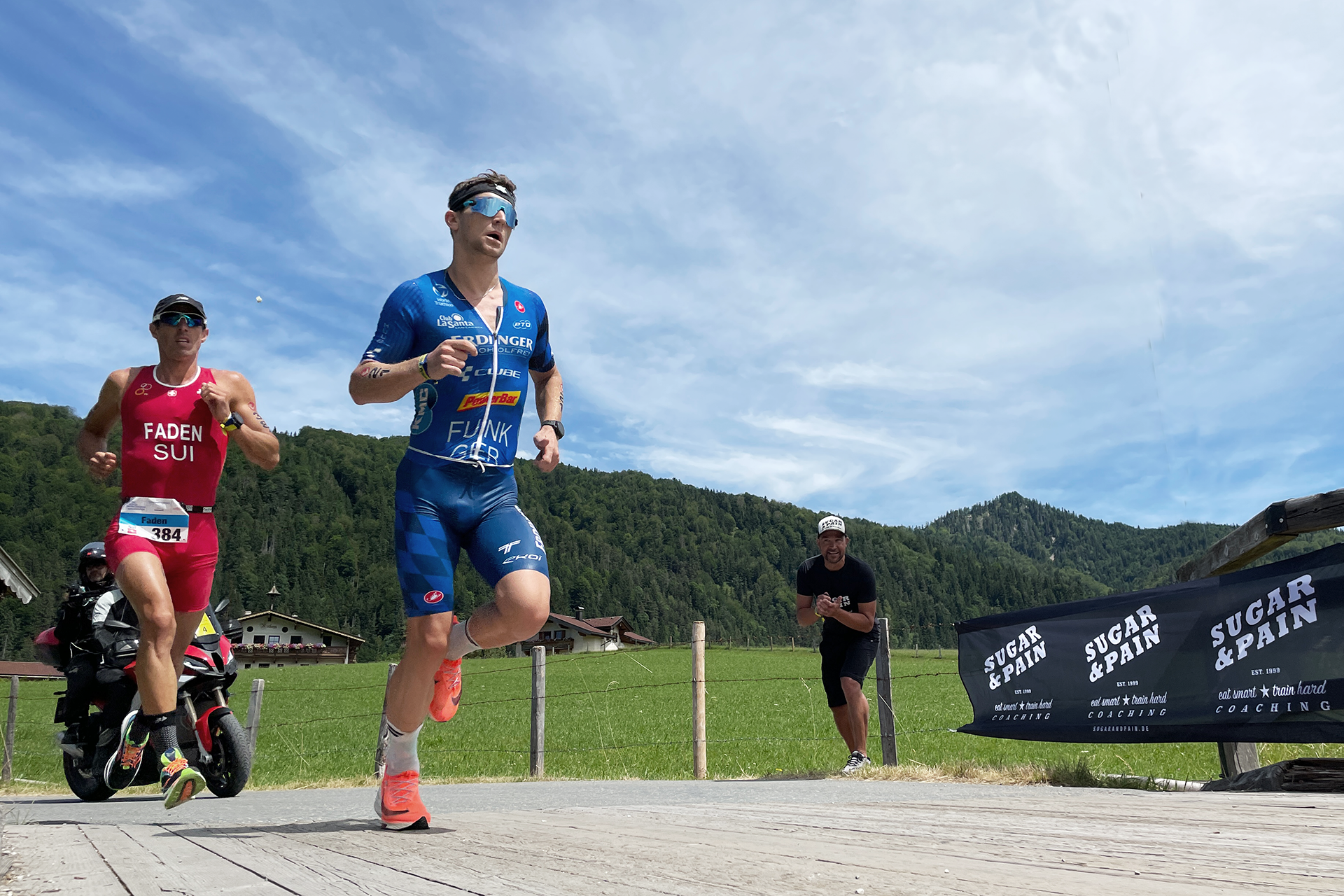 CHALLENGE WALCHSEE 2021 Frederic Funk krönt sich zum Europameister / Uneinholbar fliegt der deutsche Jungprofi über die Laufstrecke im malerischen Kaiserwinkl / Titel © Stefan Drexl / SUGAR & PAIN