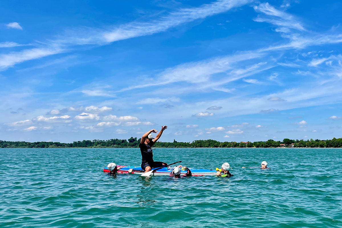 SWIMINAR #OPEN Chiemsee / Freiwasser Schwimmseminar Kraultechnik & Orientierung / Optimale Betreuung auch im Freiwasserschwimmen © SUGAR & PAIN / Simon Drexl