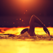 Richtig Kraulschwimmen im Freiwasser im Sonnenuntergang © unknown / AdobeStock