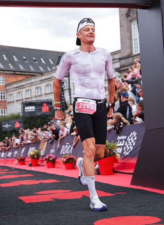 Nico an der Finish Line IRONMAN Copenhagen 2026: Comeback stärker als zuvor – von der Knie-OP zur Langdistanz-Bestzeit