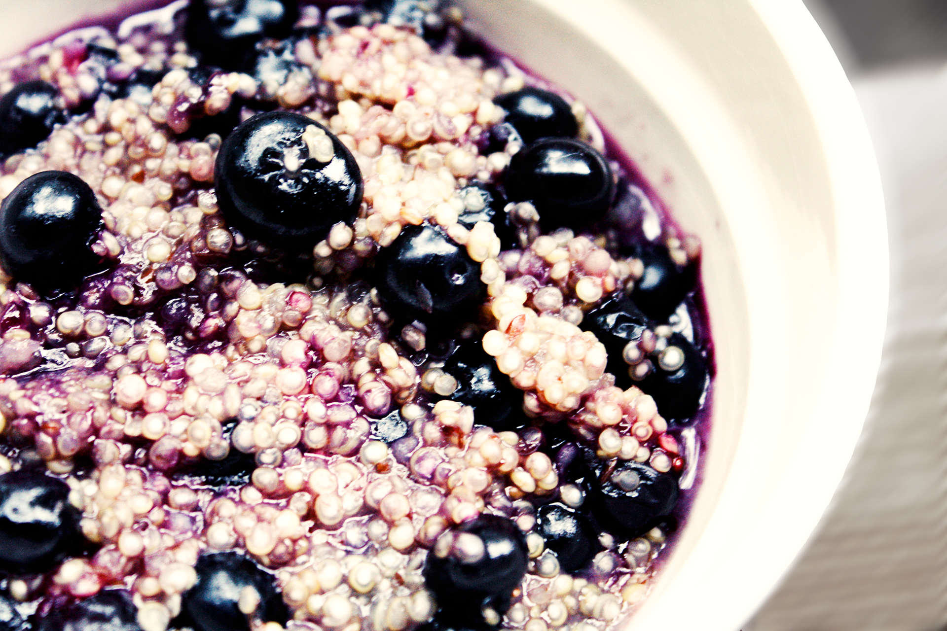 Dieses beerige Quinoa Müsli mit schwarzem und rotem Quinoa ist eine besonders schmackhafte Variante ein wahres Kraftpaket an Nährstoffen und Antioxidantien.