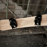 Unter fachlicher Anleitung und mit viel Spaß kann man bei Build2Ride mit einem Brettlbau-Seminar sein individuelles Snowboard oder Paar Ski selbst bauen.