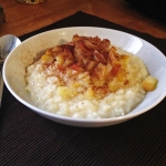 Das winterliche Rezept für Ausdauersportler und Geniesser ist Milchreis mit Apfel, Vanille und Zimt – ein Wohlfühlessen, das auch hochwertige Kohlenhydrate schlechthin liefert. Wer ordentlich Dampf für die bevorstehenden Nikolausläufe und Winterlaufserien braucht, dem zeig ich, wie meine verfeinerter Kindheitsklassiker Milchreis mit Apfel und Zimt besonders gut gelingt.