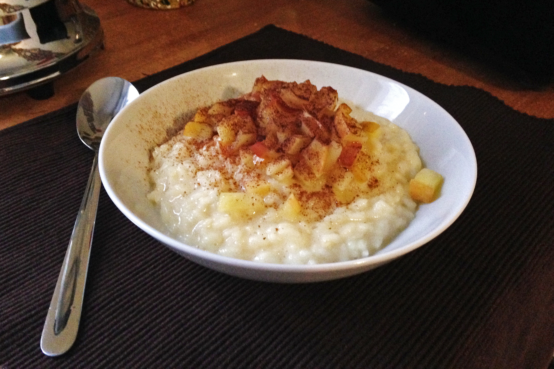 Das winterliche Rezept für Ausdauersportler und Geniesser ist Milchreis mit Apfel, Vanille und Zimt – ein Wohlfühlessen, das auch hochwertige Kohlenhydrate schlechthin liefert. Wer ordentlich Dampf für die bevorstehenden Nikolausläufe und Winterlaufserien braucht, dem zeig ich, wie meine verfeinerter Kindheitsklassiker Milchreis mit Apfel und Zimt besonders gut gelingt.