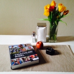 Die Triathlonbibel ist das perfekte Nachschlagewerk für Triathleten aller Leistungsstufen. Zehn Experten präsentieren ihre Erfahrungen und Empfehlungen zu allen Triathlon-Themen – praxisnah, mit anschaulichen Beispielen und vielen Tipps.