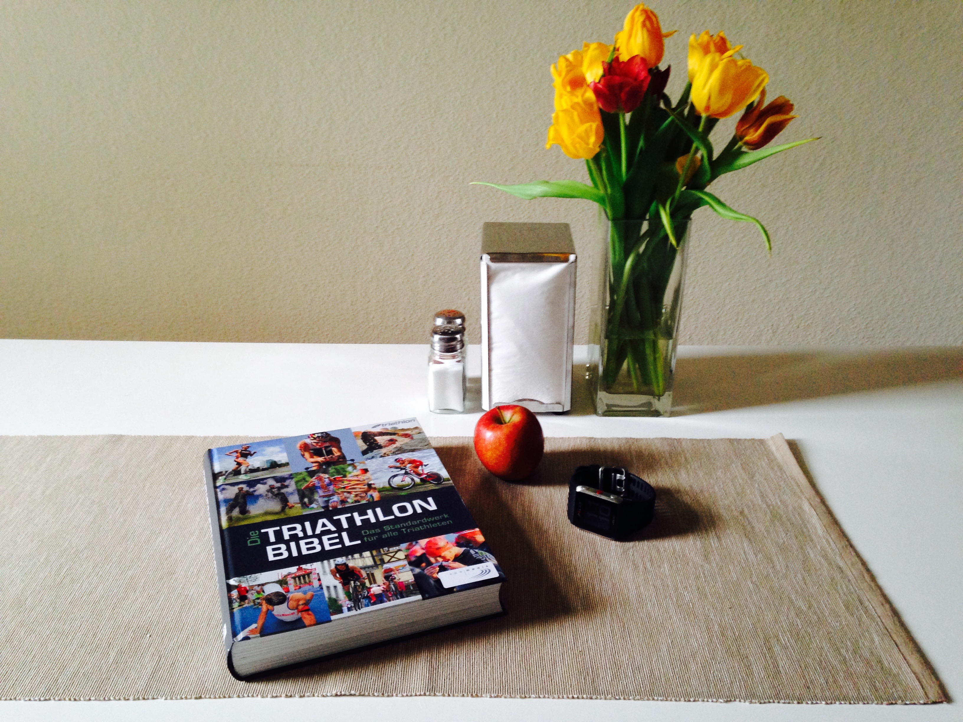 Die Triathlonbibel ist das perfekte Nachschlagewerk für Triathleten aller Leistungsstufen. Zehn Experten präsentieren ihre Erfahrungen und Empfehlungen zu allen Triathlon-Themen – praxisnah, mit anschaulichen Beispielen und vielen Tipps.
