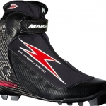 Der Super Nano Skate-Skating-Schuh von Langlaufspezialisten Madshus richtet sich mit seiner dreidimensionalen einteiligen Carbongrundplatte an Athleten, die aus sich selbst und ihrem Material das Maximale herausholen möchten. Aufgebaut auf einer integrierten 3D-Karbon-Leistenplatte, überträgt der Schuh die gesamte Energie des Athleten aus dem Abstoß direkt auf den Langlaufski. Die Carbonsohle und Fersenkappe des Super Nano Skate sind aus einem Stück gefertigt und der Anatomie des Fußes angepasst. Sie verläuft vom Vorfuß unter dem Fußgewölbe hindurch und reicht dabei bis nach oben zum Knöchel und dem Ansatz der Carbon-Verbund-Manschette. Mit dieser Besonderheit hat der Madshus Super Nano Skate auch prompt einen Ispo Award eingefahren.