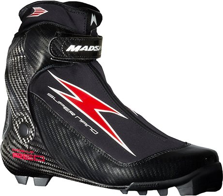 Der Super Nano Skate-Skating-Schuh von Langlaufspezialisten Madshus richtet sich mit seiner dreidimensionalen einteiligen Carbongrundplatte an Athleten, die aus sich selbst und ihrem Material das Maximale herausholen möchten. Aufgebaut auf einer integrierten 3D-Karbon-Leistenplatte, überträgt der Schuh die gesamte Energie des Athleten aus dem Abstoß direkt auf den Langlaufski. Die Carbonsohle und Fersenkappe des Super Nano Skate sind aus einem Stück gefertigt und der Anatomie des Fußes angepasst. Sie verläuft vom Vorfuß unter dem Fußgewölbe hindurch und reicht dabei bis nach oben zum Knöchel und dem Ansatz der Carbon-Verbund-Manschette. Mit dieser Besonderheit hat der Madshus Super Nano Skate auch prompt einen Ispo Award eingefahren.