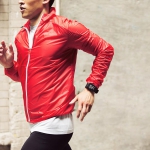 Knapp ein Jahr nach dem V800 bringt Polar mit dem M400 eine günstigere und abgespeckte Variante einer Multisportuhr heraus. Der stylische Herzfrequenzmesser soll neben Sport auch durch seinen integrierten Aktivitätstracker im Alltag eine gute Figur machen. Mit dem Polar M400 GPS-Uhr hat Polar die Lücke zwischen einfachen Activity Trackern, wie dem Polar Loop oder Withings Pulse Ox und reinen GPS-Uhren geschlossen. Der M400 vereint sportliches Design, GPS und fortschrittliche Trainingsfunktionen, dazu zahlreiche Optionen, um deine Aktivitäten rund um die Uhr im Blick zu behalten.