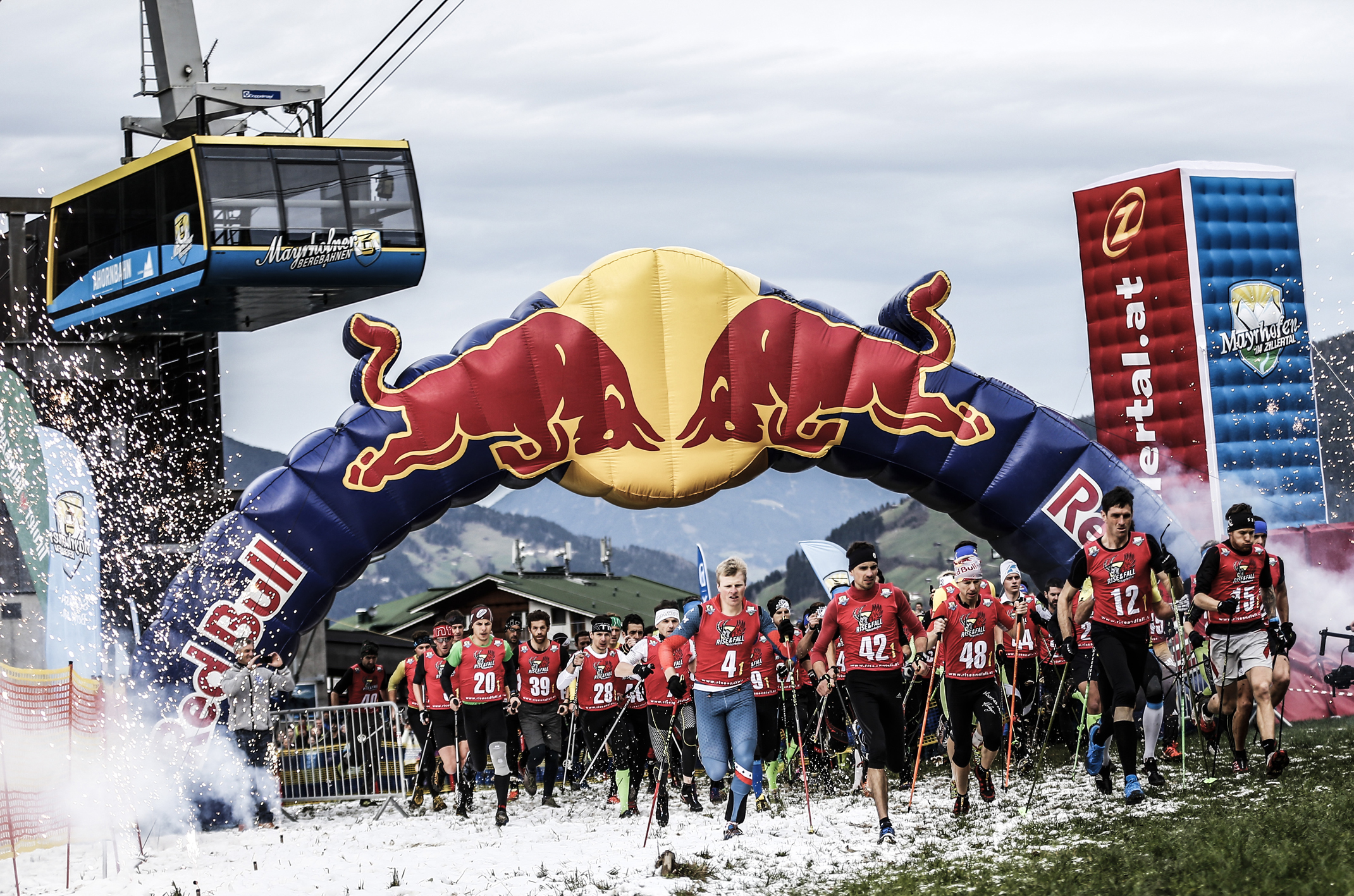 Athleten, die vor der eindrucksvollen Mayrhofner Kulisse über sich hinauswachsen, Zuschauer, die mit den Sportlern leiden und sie unermüdlich antreiben, dass zeichnet den RISE AND FALL in Mayerhofen aus. Der einzigartige Staffelwettbewerb mit den vier Disziplinen Skibergsteigen, Paragleiten, Mountainbiken sowie Ski beziehungsweise Snowboard hat unter Athleten und Publikum bereits einen Kultstatus erreicht. Ich habe mich am Freitag auf den Weg ins Zillertal gemacht, um mir bei von der dritten Auflage des knackigen Rennformats einen Eindruck zu verschaffen.Athleten, die vor der eindrucksvollen Mayrhofner Kulisse über sich hinauswachsen, Zuschauer, die mit den Sportlern leiden und sie unermüdlich antreiben, dass zeichnet den RISE AND FALL in Mayerhofen aus. Der einzigartige Staffelwettbewerb mit den vier Disziplinen Skibergsteigen, Paragleiten, Mountainbiken sowie Ski beziehungsweise Snowboard hat unter Athleten und Publikum bereits einen Kultstatus erreicht. Ich habe mich am Freitag auf den Weg ins Zillertal gemacht, um mir bei von der dritten Auflage des knackigen Rennformats einen Eindruck zu verschaffen.